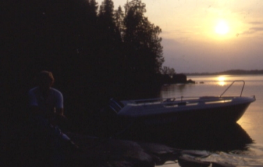 Min ja vene auringonlaskussa